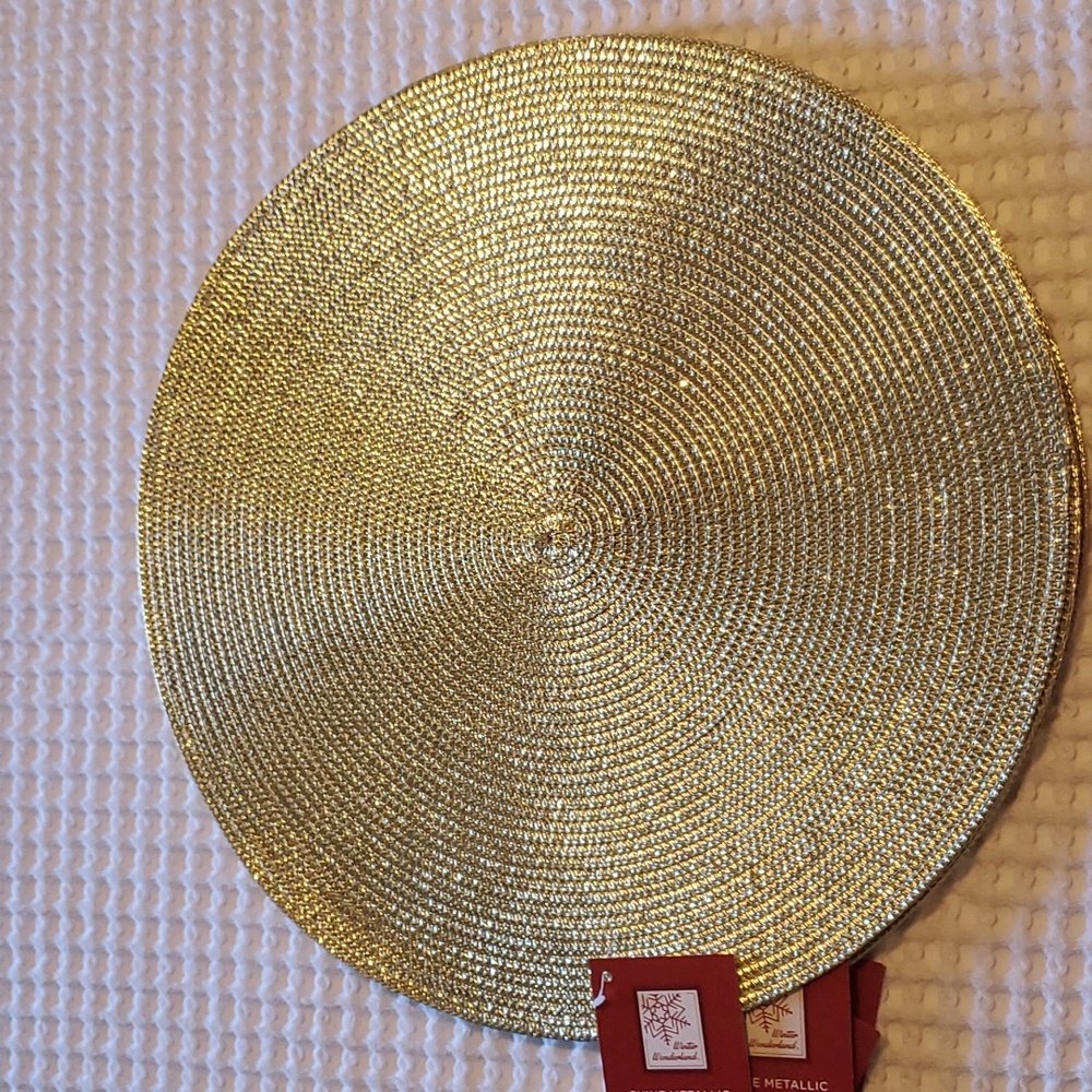 6 NWT GOLD Placemats